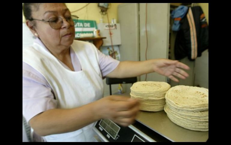 Industriales señalan que la tortilla se venderá en un mínimo de 12 pesos. ARCHIVO  /