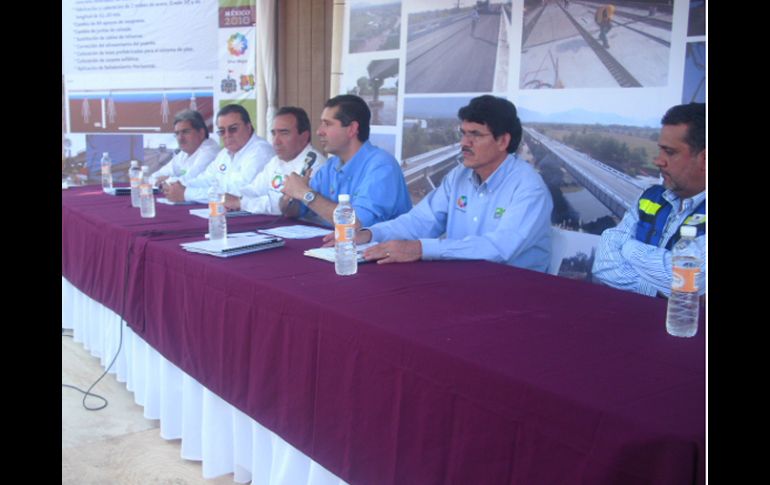 La SCT anuncia que reasume el cuidado y mantenimiento de los puentes I y II sobre el río Ameca. M. INFANTE  /