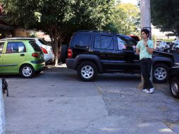 La dificultad para encontrar estacionamiento provoca que los autos invadan constantemente la banqueta. A. HINOJOSA  /