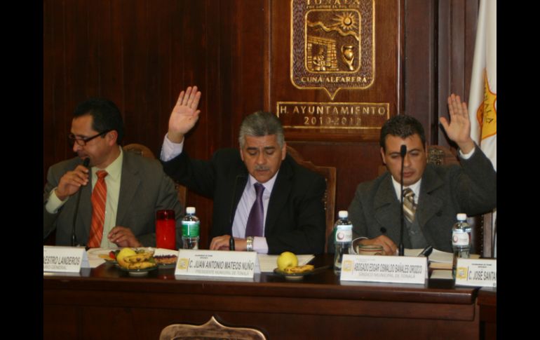 El pleno del Ayutamiento tonalteca determinó el sábado pasado suspender temporalmente la polémica compra de patrullas. ESPECIAL  /