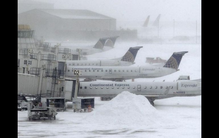 Aviones permanecen en tierra durante una tormenta de nieve en el Aeropuerto Internacional Hopkins, en Cleveland. AP  /