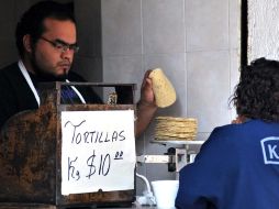 El precio promedio de la tortilla en Jalisco es de 10 pesos, por lo que podría venderse hasta en 12 pesos. EL UNIVERSAL  /