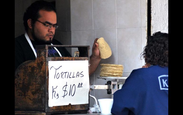 El precio promedio de la tortilla en Jalisco es de 10 pesos, por lo que podría venderse hasta en 12 pesos. EL UNIVERSAL  /