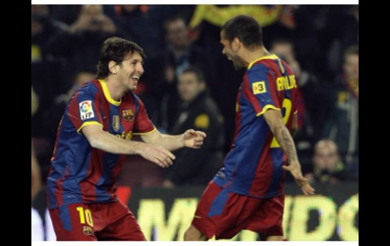 Dani Alves festeja con Messi un gol en el duelo frente al Real Sociedad. REUTERS  /