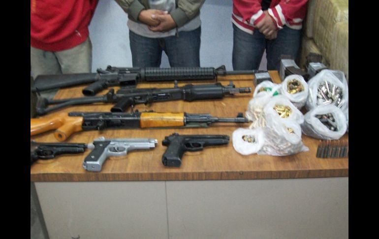 Aspecto de los detenidos por portación de armas y droga. ESPECIAL  /