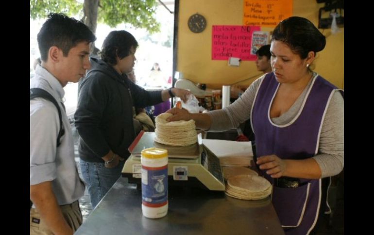 Los industriales de la tortilla anunciaron de forma unilateral el incremento al producto alimenticio. ARCHIVO  /