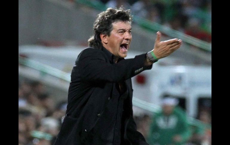 El entrenador de Santos Laguna Omar Romano en la final del torneo Apertura 2010. MEXSPORT  /