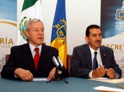 Los secretarios general de Gobierno y de Finanzas,Fernando Guzmán Pérez Peláez y Martín Mendoza, durante la rueda de prensa. E. BARRERA  /