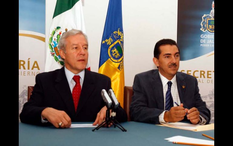 Los secretarios general de Gobierno y de Finanzas,Fernando Guzmán Pérez Peláez y Martín Mendoza, durante la rueda de prensa. E. BARRERA  /