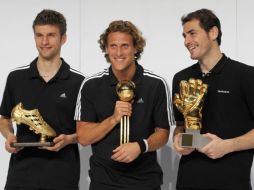 Thomas Müller, Diego Forlán e Iker Casillas posan con sus trofeos. AFP  /