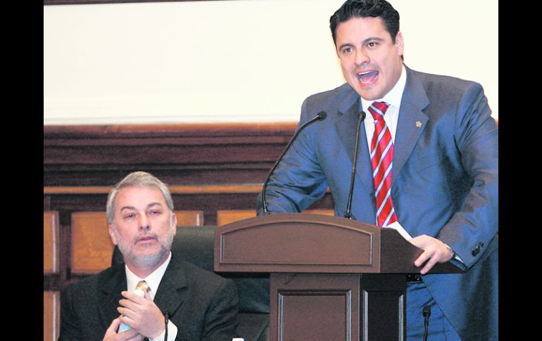 El presidente Aristóteles Sandoval durante la presentación de su informe, a lado del gobernador Emilio González Márquez. S. NÚÑEZ  /