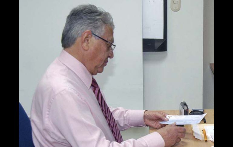 El secretario de Finanzas de la UdeG, Gustavo Cárdenas Cutiño, recibió esta tarde un cheque por 245 millones 903 mil 964 pesos.ESPECIAL  /
