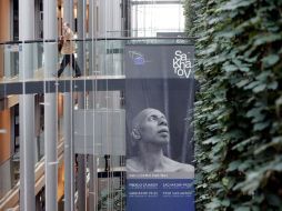 Un cartel con la foto del disidente cubano Guillermo Fariñas cuelga en el interior del Parlamento Europeo. EFE  /