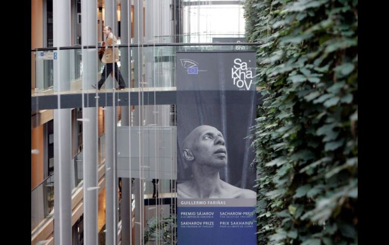Un cartel con la foto del disidente cubano Guillermo Fariñas cuelga en el interior del Parlamento Europeo. EFE  /