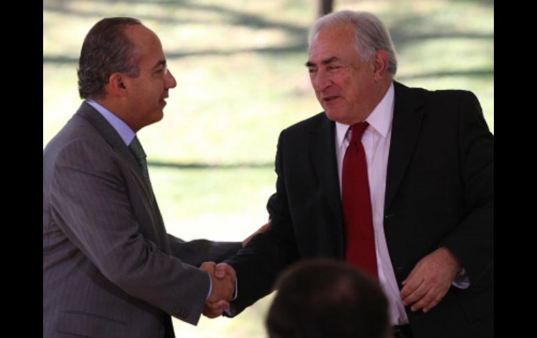El Presidente Felipe Calderón y Dominique Strauss-Kahn, director gerente del FMI, durante el anuncio de la solicitud. NTX  /