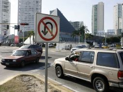 Los automovilistas son restringidos en el uso de vialidades. M. FREYRIA  /