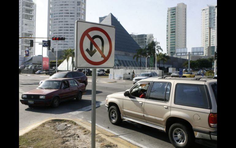 Los automovilistas son restringidos en el uso de vialidades. M. FREYRIA  /
