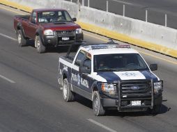 Una camioneta de la Policía de Tonalá avanza por el Periférico. S. NÚÑEZ  /