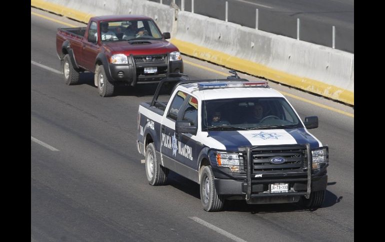 Una camioneta de la Policía de Tonalá avanza por el Periférico. S. NÚÑEZ  /