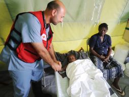 Un doctor revisa a un niño que padece cólera en Haití. AFP  /