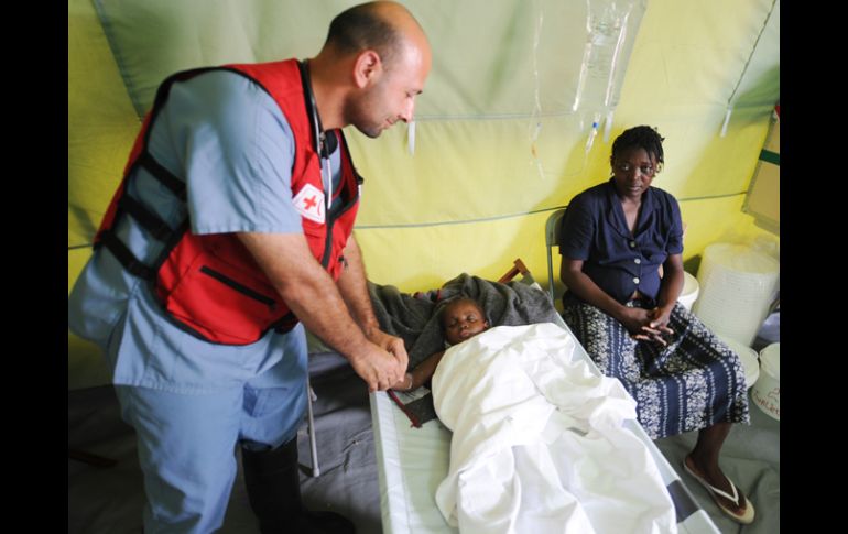 Un doctor revisa a un niño que padece cólera en Haití. AFP  /