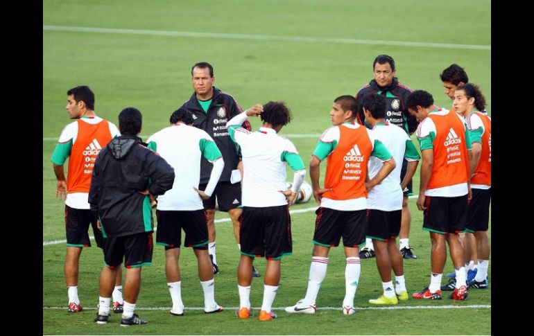 Los jugadores de la Selección mexicana en un entrenamiento dirigido por Efraín Flores. MEXSPORT  /