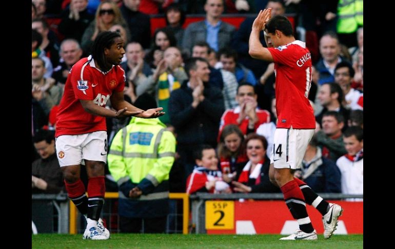 El jugador brasileño festejando con el mexicano Javier 'Chicharito' Hernández. MEXSPORT  /