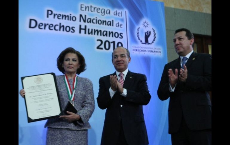 Isabel Miranda de Wallace recibe felicitaciones del Presidente Felipe Calderón (centro). ESPECIAL  /