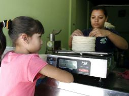 Los dueños de las tortillerías dicen que los costos de producción los obligan a subir los precios. ARCHIVO  /