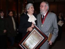 Hugo Gutiérrez Vega, acompañado de su esposa, en el acto de entrega de la medalla de honor “Fray Junípero Serra”. SUN  /