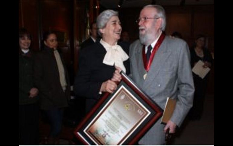 Hugo Gutiérrez Vega, acompañado de su esposa, en el acto de entrega de la medalla de honor “Fray Junípero Serra”. SUN  /