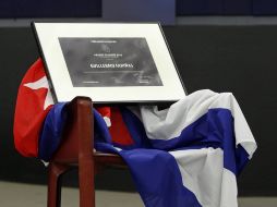 Una silla vacía con una bandera cubana representó al disidente en la entrega del premio. REUTERS  /