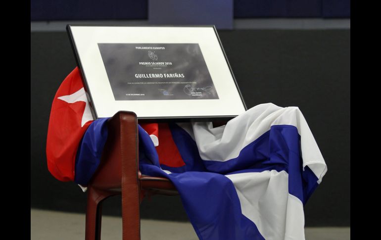 Una silla vacía con una bandera cubana representó al disidente en la entrega del premio. REUTERS  /
