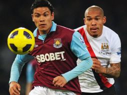 El jugador mexicano, Pablo Barrera en el duelo del West Ham ante el  Manchester City. AFP  /