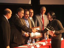 El reportero Luis Herrera durante la entrega del Premio Jalisco de Periodismo 2010 en la categoría de Prensa Escrita. A. CAMACHO  /