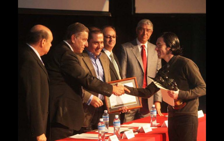 El reportero Luis Herrera durante la entrega del Premio Jalisco de Periodismo 2010 en la categoría de Prensa Escrita. A. CAMACHO  /