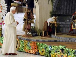 El papa Benedicto XVI contempla el belén fabricado por los artesanos mexicanos de Guanajuato. EFE  /