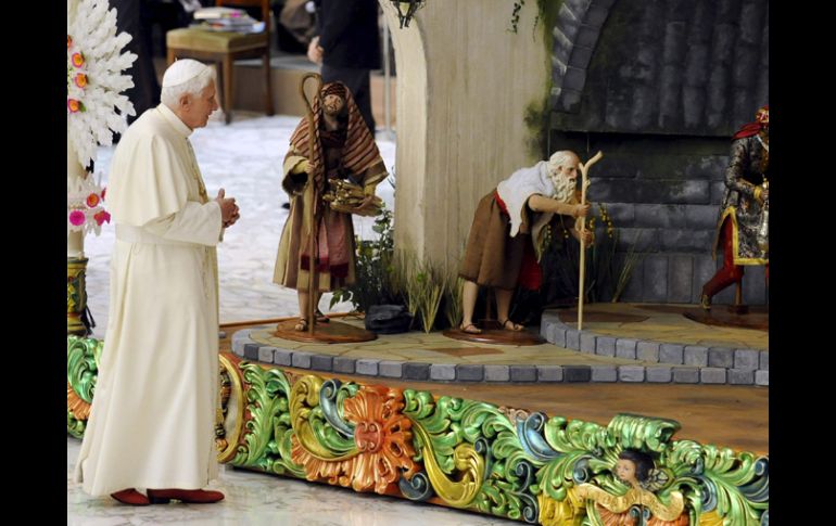 El papa Benedicto XVI contempla el belén fabricado por los artesanos mexicanos de Guanajuato. EFE  /