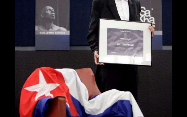 La silla reservada al disidente cubano Guillermo Fariñas permanece vacía durante la ceremonia de entrega del premio Sájarov. EFE  /