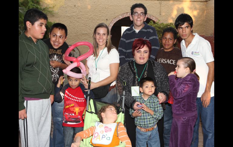 Marcela Paramo con los niños del Centro Psicoeducativo Freire.  /