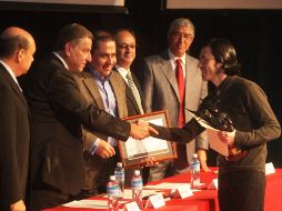 Luis Herrera recibe el Premio Jalisco de Periodísmo 2010 en la categoría de Prensa Escrita. A. CAMACHO  /