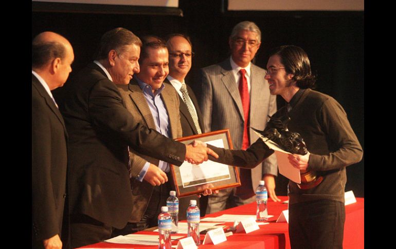 Luis Herrera recibe el Premio Jalisco de Periodísmo 2010 en la categoría de Prensa Escrita. A. CAMACHO  /