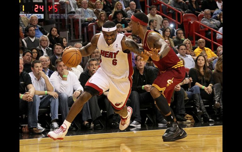 Lebron James volvió a ganarle a su ex equipo. AFP  /