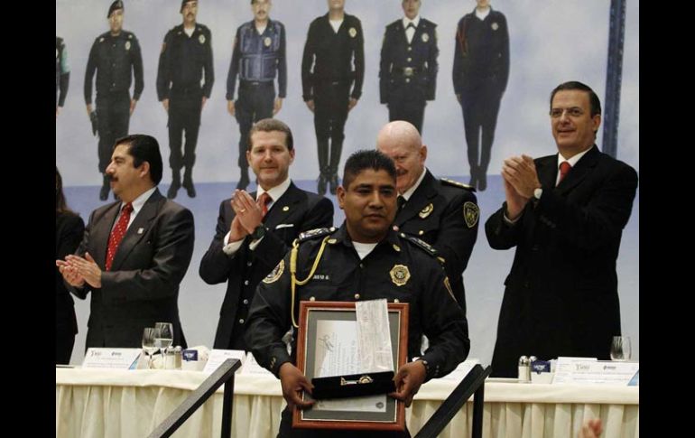 Marcelo Ebrard hizo la entrega del reconocimiento como Policía del Año a Honorato Justo Gómez. EL UNIVERSAL  /