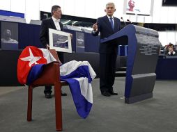 Jerzy Buzek hizo entrega del Premio Sakharov a una silla vacía, pues el disidente cubano Guillermo Fariñas no pudo asistir. REUTERS  /