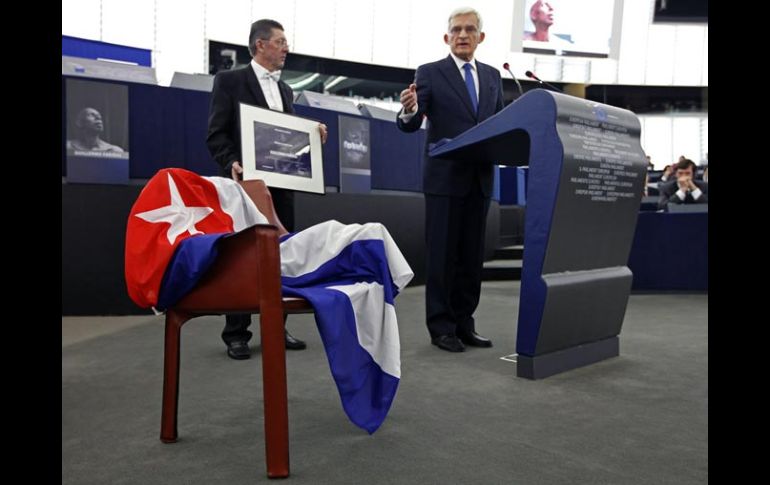 Jerzy Buzek hizo entrega del Premio Sakharov a una silla vacía, pues el disidente cubano Guillermo Fariñas no pudo asistir. REUTERS  /