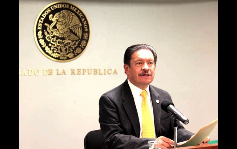 El líder de los perredistas en la Cámara Alta, Carlos Navarrete, durante conferencia de prensa. EL UNIVERSAL  /