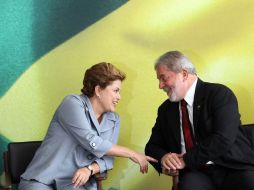 Luiz Inacio Lula da Silva habla con la presidenta selecta de Brasil Dilma Rousseff. AFP  /