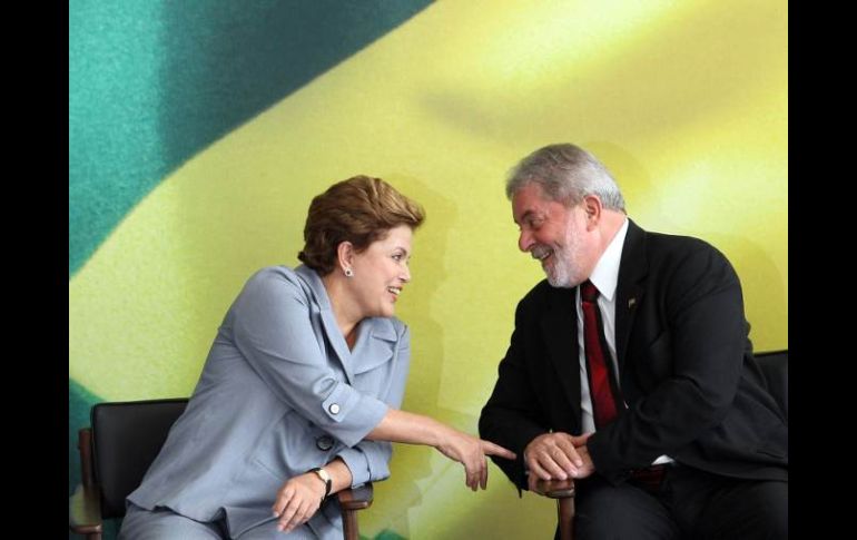 Luiz Inacio Lula da Silva habla con la presidenta selecta de Brasil Dilma Rousseff. AFP  /