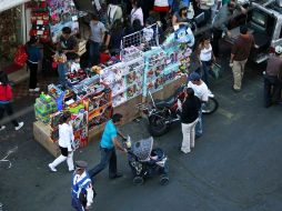 Comerciantes de la calle Obregón invaden incluso el arroyo de la calle. E. PACHECO  /